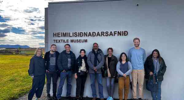 Equipo de ALLURE (5 mujeres y 4 hombres procedentes de Islandia, Polonia, Portugal y España) en la pared del frontal del Museo Textil de Blönduós, Islandia.